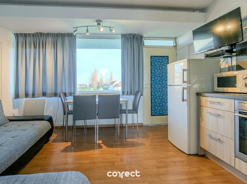 Op minder dan 1 km van het strand en de zee vindt u dit goed onderhouden, gemeubeld appartement in De Haan (Park Atlantis). <br />
<br />
Het appart