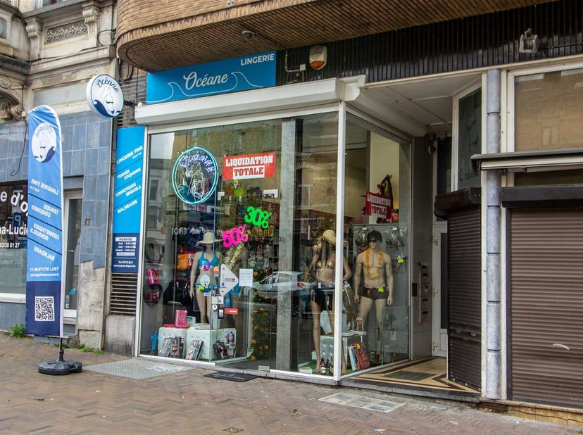 Belle surface commerciale de 75m², idéalement située à Charleroi ville haute et offrant une visibilité remarquable depuis la rue. Elle se compose comm