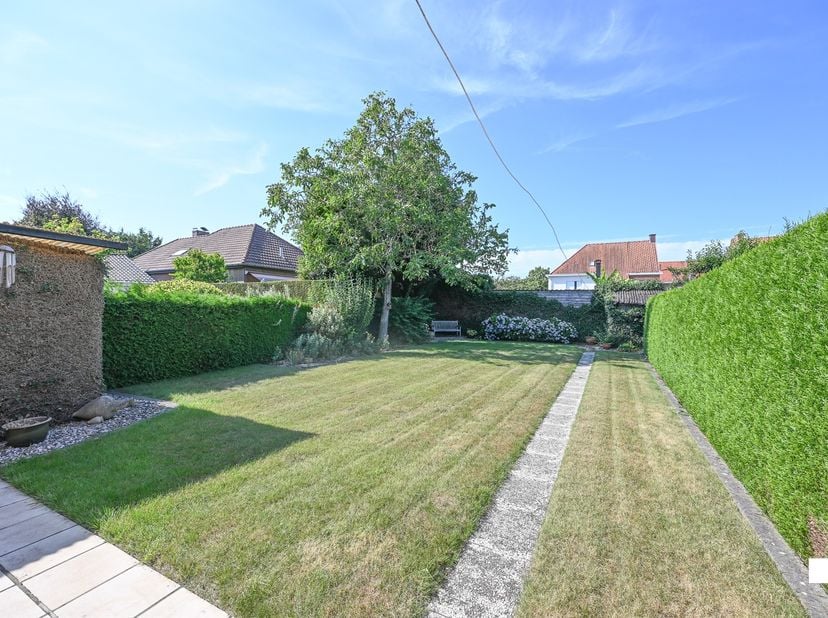 Deze gezinswoning uit 1962 is gelegen in de zeer gegeerde Sint-Rafaëlswijk en beschikt over een bewoonbare oppervlakte van 173 m² (volgens EPC-attest)