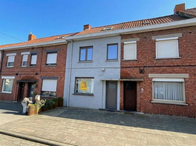 WONING TE KOOP IN LAUWE. <br />
Deze charmante woning in Lauwe op een topligging, rustig doch centraal. De woning beschikt over een totale bewoonbare