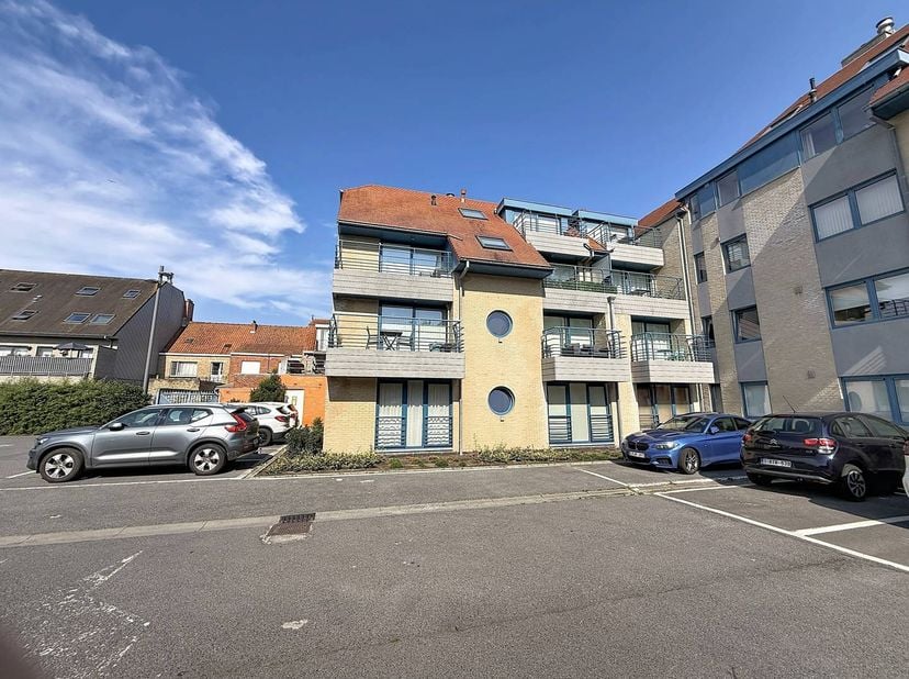 Dans le Koninklijke Baan à La Panne, nous trouvons ce lumineux appartement d'une chambre (50m²) à louer. <br />
L'appartement est situé au centre, à q