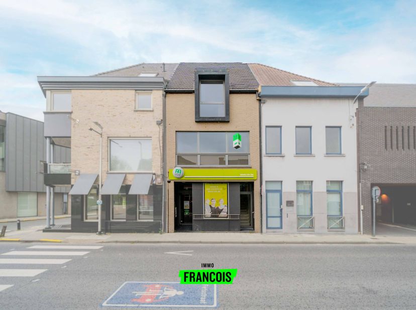 Au cur du centre animé de Wevelgem se trouve ce local commercial polyvalent avec un spacieux appartement en duplex, idéal pour ceux qui souhaitent com