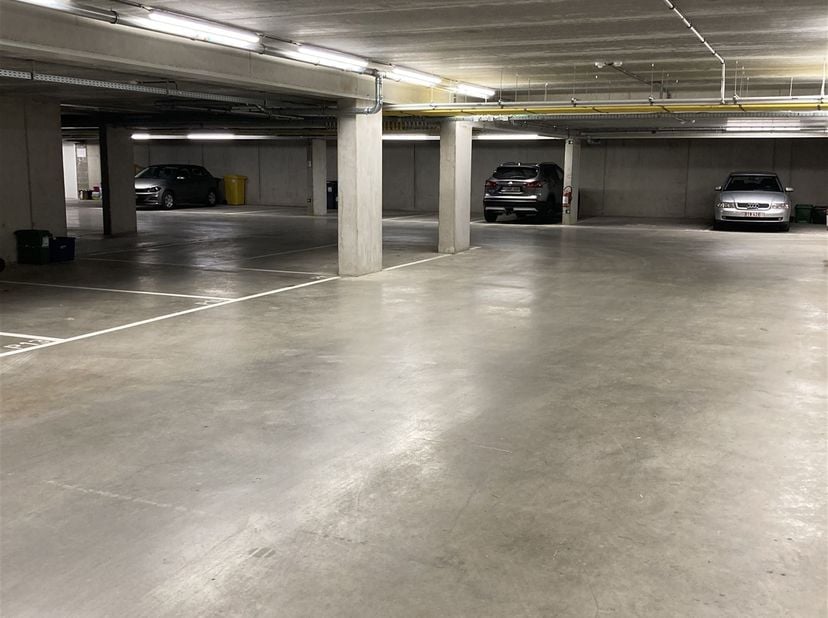 Emplacement de parking souterrain idéalement situé dans le centre de Mol-rauw !<br />
Les emplacements sont facilement accessibles par un large porta