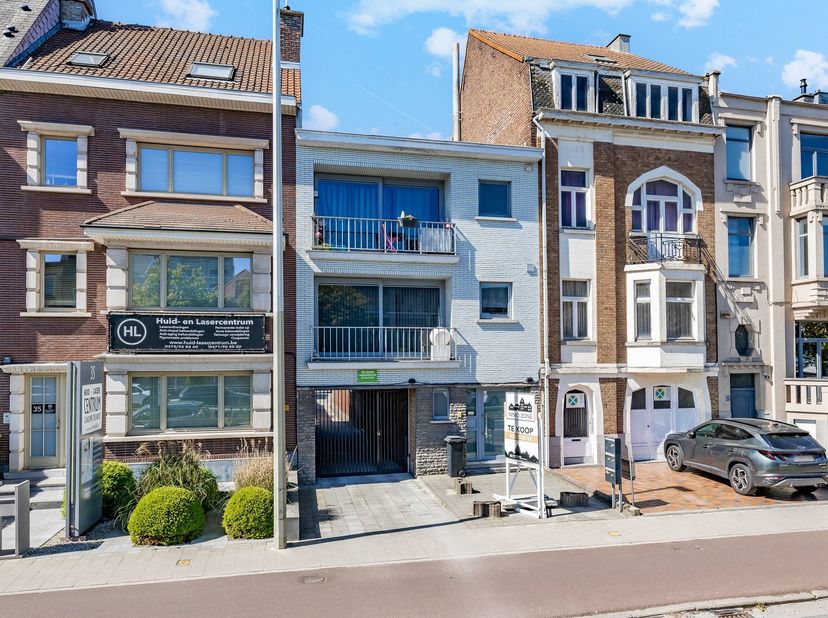 Dit gunstig gelegen gelijkvloers appartement is volledig naar de achterzijde georiënteerd en geniet daardoor van een aangename zuidgerichte ligging. V