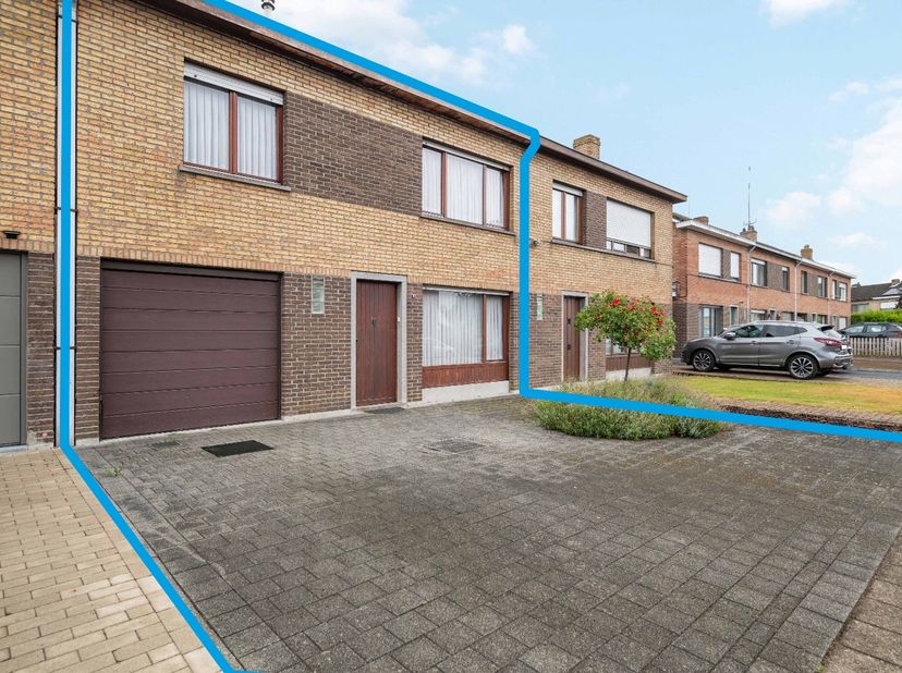 OOSTKAMP - STARTPRIJS – HEEL WAT POTENTIEEL : op te frissen 3-slaapkamerwoning met TUIN en GARAGE. Tot. opp. 276m². De kracht van VASTE WAARDEN, w.o.