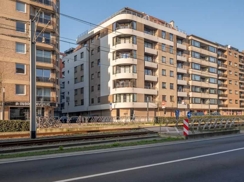 Dit uitzonderlijk ruim appartement is gelegen op de vierde verdieping van de prima onderhouden Residentie Spinnaker en dit net om de hoek van de Zeedi