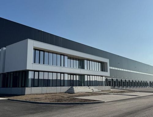                                         Bâtiment d’entreprise à louer à Kluizen, € 104.066
