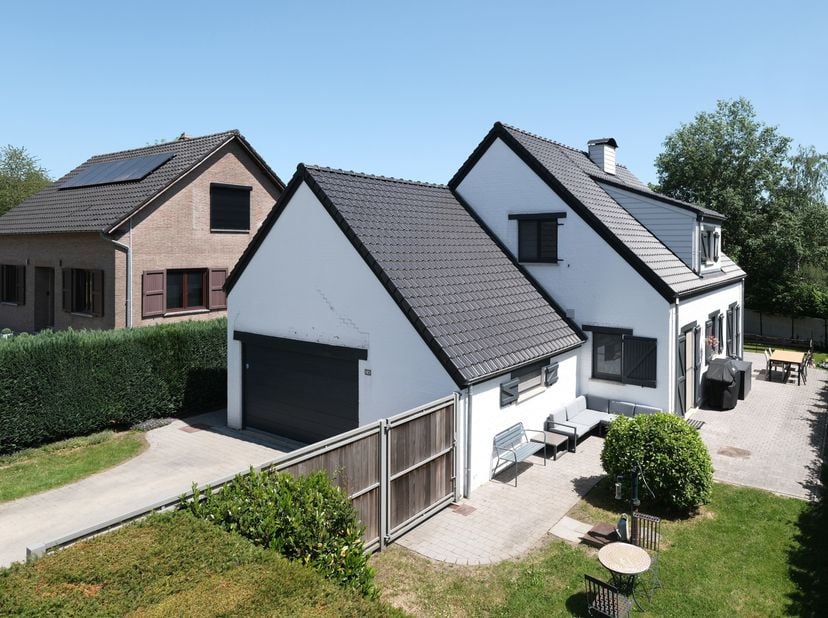 TE KOOP – Instapklare villa met 3 ruime slaapkamers, bureau, zonnige terrassen en mooie tuin in een groene residentiële omgeving<br />
