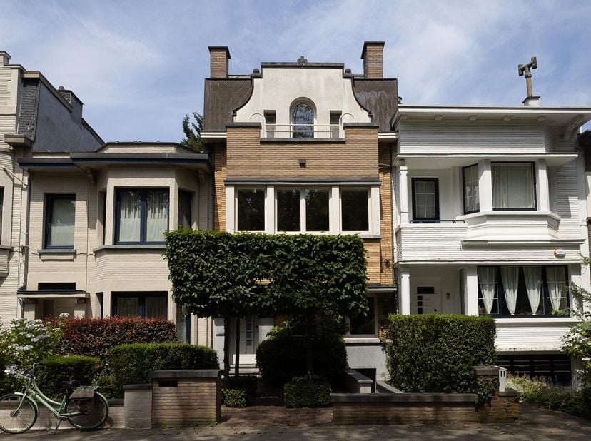 **Maison avec bureau, cave à vélos, jardin et 4 chambres, idéalement située à Mortsel**<br />
<br />
Cette maison moderniste de caractère, construite