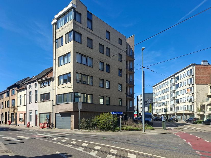 Appartement van 75 m² op de 3de verdieping van een goed onderhouden residentie (bouwjaar 2000). De woonruimte van dit appartement combineert een ruime