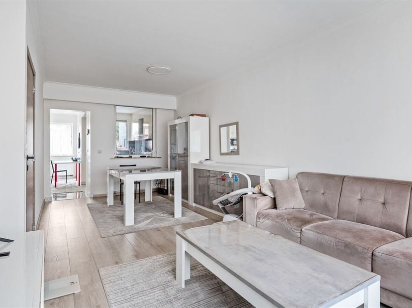Ligging: Deze recent gerenoveerde woning is gelegen in de Zonnedauwstraat 12, een rustige en aangename woonstraat in Wilrijk. De ligging combineert ru