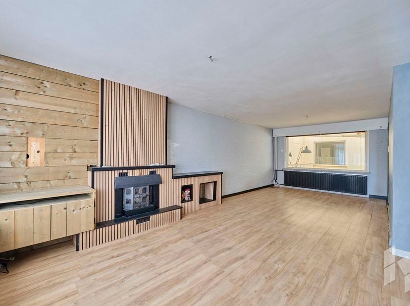 Gerenoveerde centrumwoning (171m²) met 4 slaapkamers en dubbele carport op perceel van 710m²<br />
Deze mooie energiezuinige woning is instapklaar. <b