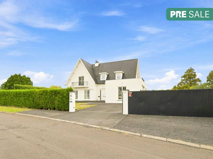 Op een mooi en ruim perceel van 8a 85ca bevindt zich deze veelzijdige villa, gelegen aan Henegauwberg, Priorijlaan 15 te Hasselt. De woning biedt een