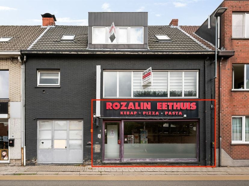 Spacieuse propriété à rendement intéressant située à un emplacement stratégique à Brecht !<br />
Rez-de-chaussée<br />
Un garage intérieur spacieux se