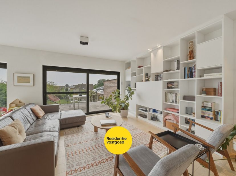 In het centrum van Oudenburg bevindt zich deze verrassend ruime en instapklare woning met een prachtige zongerichte tuin. Achter de verzorgde gevel sc