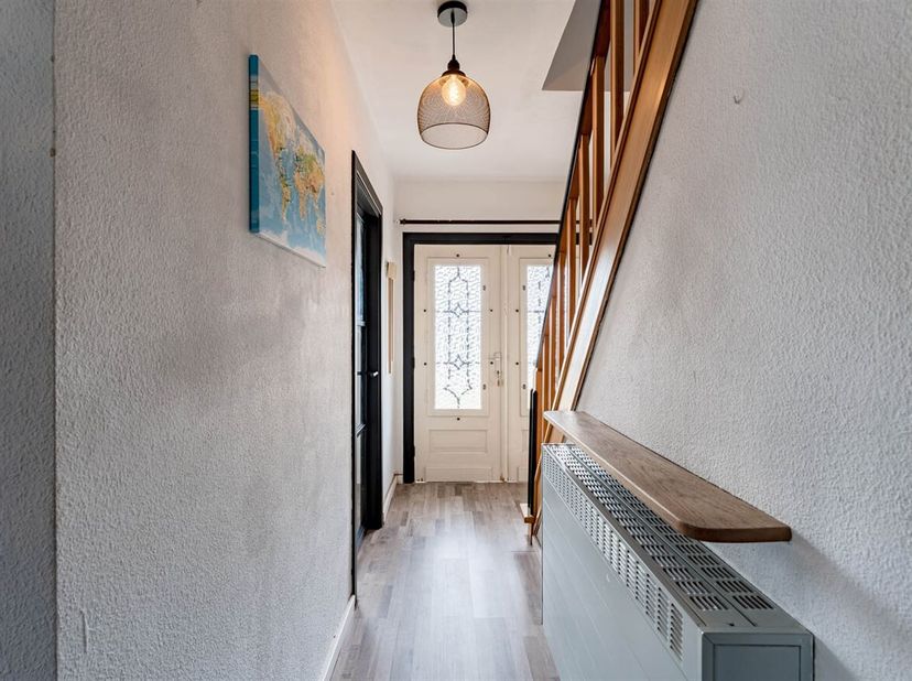Te koop: instapklare, gerenoveerde woning op ruim perceel nabij het centrum van Lommel.<br />
Ontdek deze vrijstaande woning, gunstig gelegen op korte