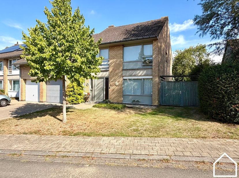 Ligging<br />
<br />
Deze verzorgde woning ligt in een rustige deelgemeente van Ieper. U woont hier in een aangename omgeving en geniet tegelijk van e