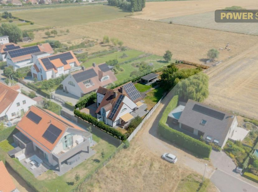 In een van de meest gegeerde en rustige residentiële wijken van Knokke-Heist bevindt zich deze riante villa, een uitzonderlijke woning waar comfort, e