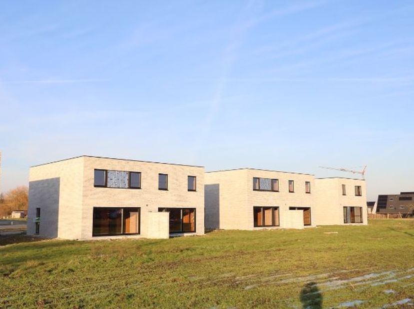 Deze halfopen woning is gelegen in een rustige nieuwbouw- verkaveling vlakbij het centrum van Roeselare. <br />
<br />
De woning bestaat op het gelijk
