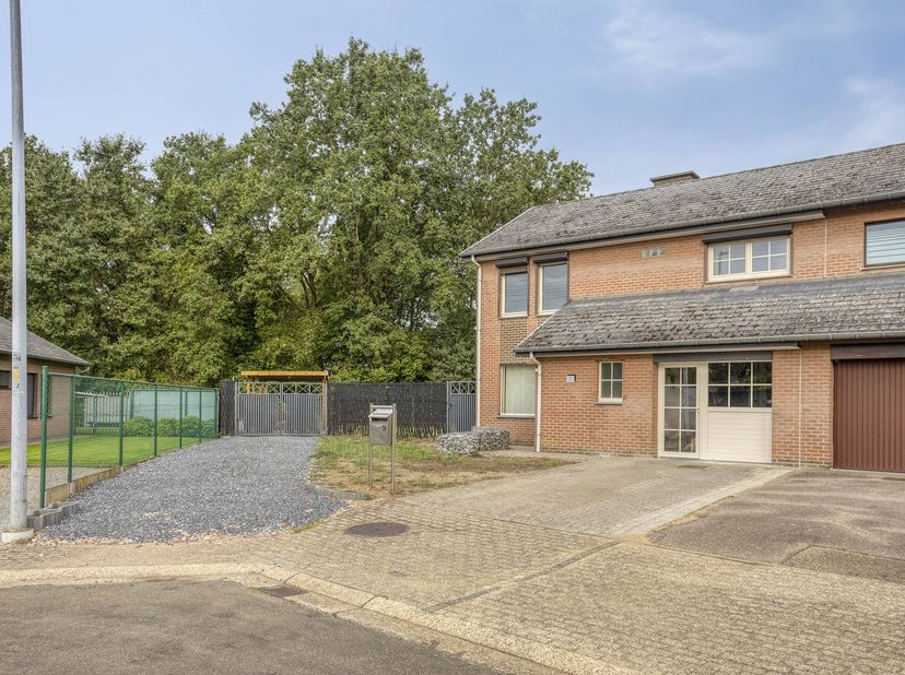 Bent u op zoek naar een ruime gezinswoning op een rustige, maar toch gunstige locatie? Dan is deze woning, gelegen aan Heiblok 9 in Genk, zeker een be