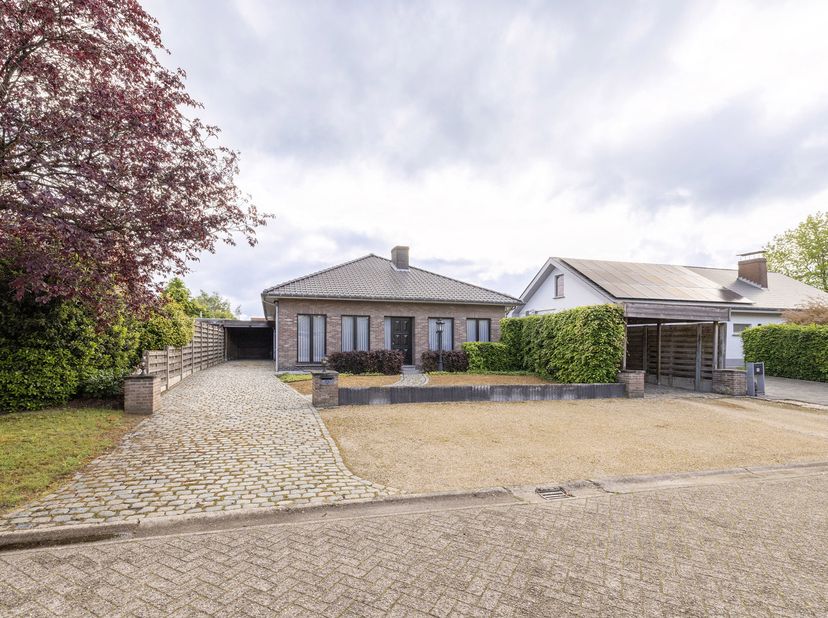Goed onderhouden laagbouwwoning met 3 slaapkamers, garage en omheinde tuin, gelegen in een rustige buurt doch zeer centraal. <br />
Indeling: inkomhal