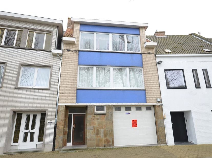 Centraal en goed gelegen ruim pakhuis/opslagruimte van 180m².<br />
- Oppervlakte: 180m²<br />
- Elektrische poort hoogte: 2,56m<br />
- Toilet aanwez