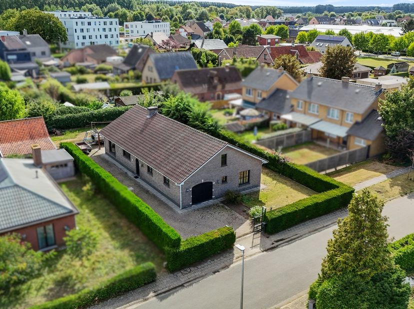 Ruime open bebouwing bungalow met sterke basis en tal van mogelijkheden<br />
Deze ruime en rustig gelegen open bebouwing in bungalowstijl onderschei