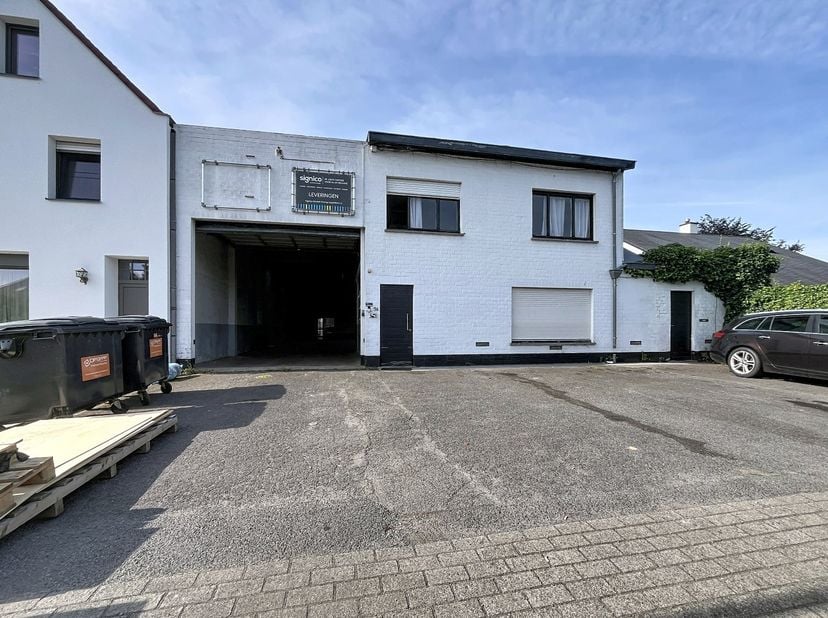 Opslagruimte met een oppervlakte van 400 m², voorzien van een bureauruimte. De loods beschikt over een elektrisch bedienbare sectionaalpoort en is uit