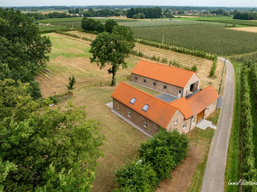 Midden in het groen, omgeven door uitgestrekte velden  bevindt zich deze volledig gerenoveerde landelijke woning op een perceel van maar liefst ca. 2,
