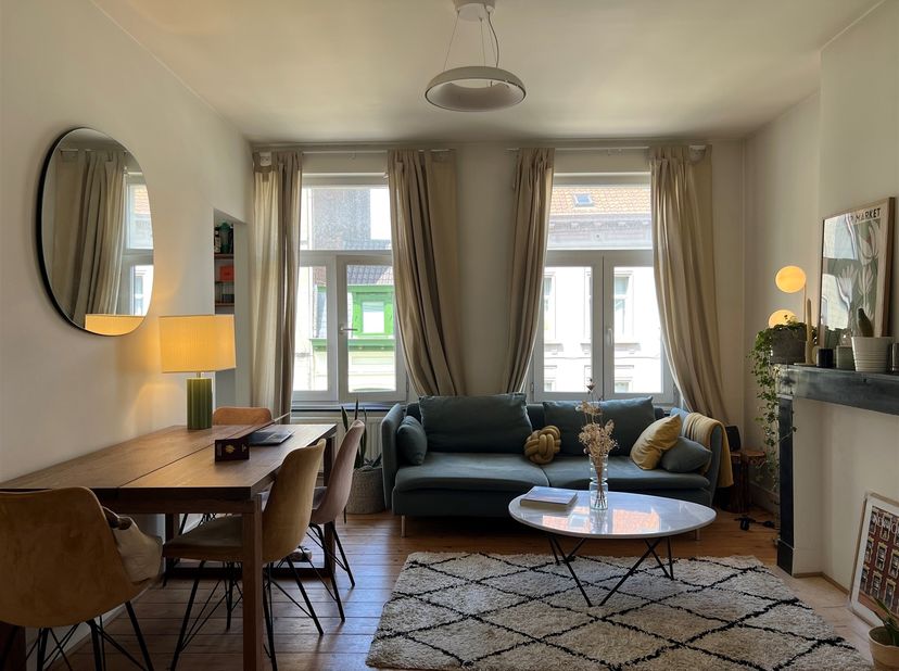 Een gezellig appartement van +/- 49 m² (PEB-oppervlakte) in het hart van de zeer gewilde wijk Châtelain. Het appartement ligt op de tweede verdieping