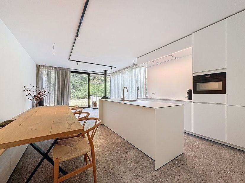 Achat à 6% de TVA possible. Découvrez cette maison neuve au style moderne qui allie parfaitement confort, qualité et esthétisme. Récemment construite,