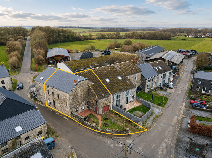 Gelegen in het hart van het dorp Achêne, op wandelafstand van alle voorzieningen, zal deze charmante woning in natuursteen liefhebbers van karaktervol