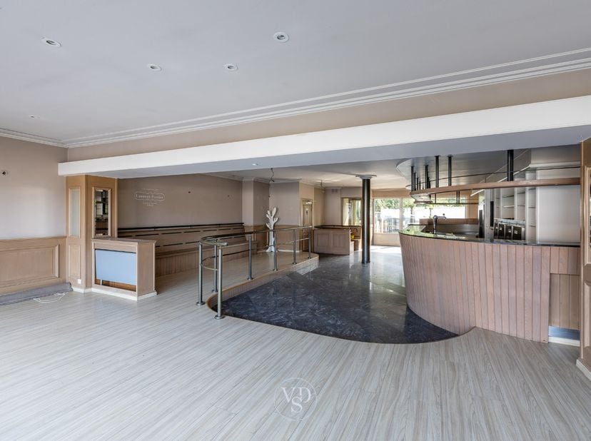 Bedrijfsvastgoed te koop in Kasteeldreef 12,
                    9890 Gavere
