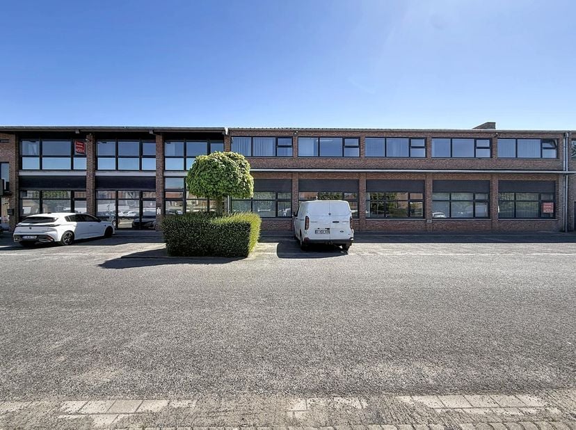 POLYVALENT RUIM KANTOORGEBOUW MET 23 PARKINGS - <br />
<br />
Kantoorgebouw met exclusief gebruiksrecht op 23 parkeerplaatsen net vóór het gebouw, zoa