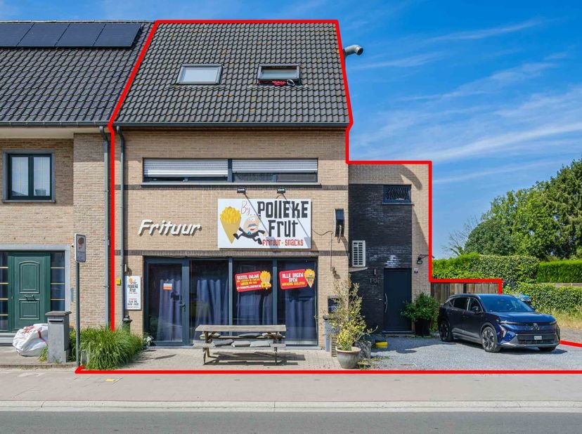 HALFOPEN BEBOUWING -<br />
<br />
Met 3 slaapkamers, 2 badkamers, ruim terras met tuin, oprit voor 3 wagens.<br />
Uitstekende ligging nabij winkels,