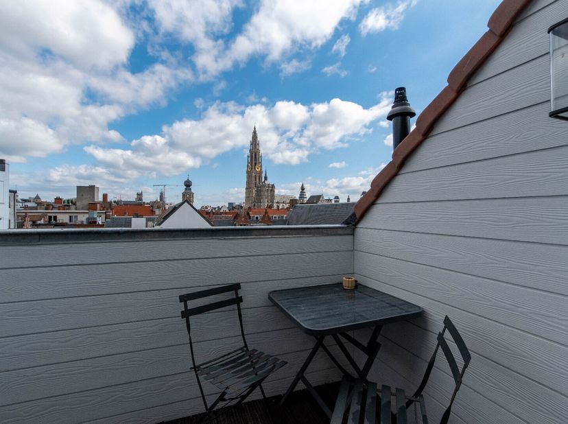 Dit recent gerenoveerde duplex appartement is gelegen op de 3e verdieping.<br />
Het is een 1-slaapkamer appartement met een terras van +/-7m² en een
