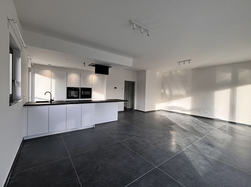 Superbe appartement neuf situé dans la copropriété "Aux Portes de Chimay" à Chimay :<br />
Caractéristiques de l'Appartement : ± 118,12 m², comprenant
