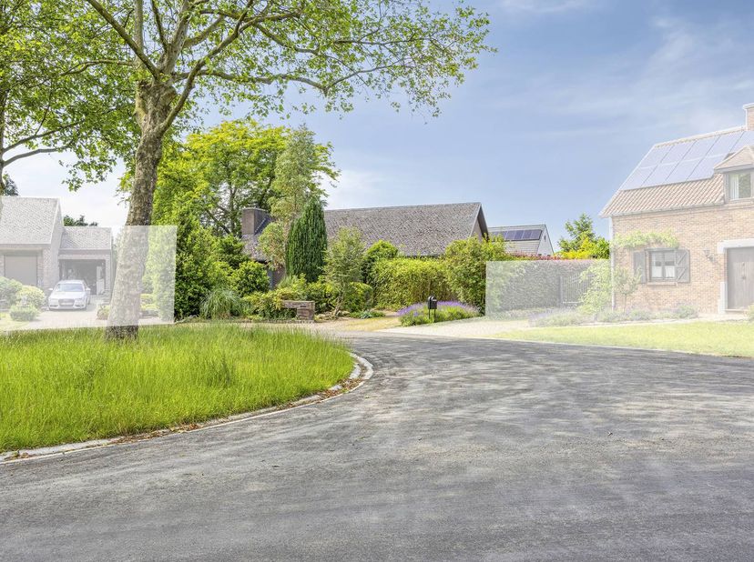Op een uiterst rustige locatie in Kuringen, aan de Schansstraat 26, bevindt zich deze open bebouwing met een bewoonbare oppervlakte van circa 180 m².