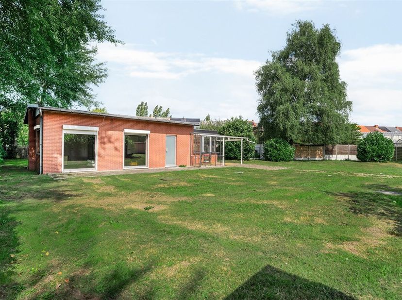 Een perceel tuin met werkplaats, geen domicilie mogelijk!!!<br />
Dit perceel grond is gelegen in een rustige, charmante straat net buiten het histori