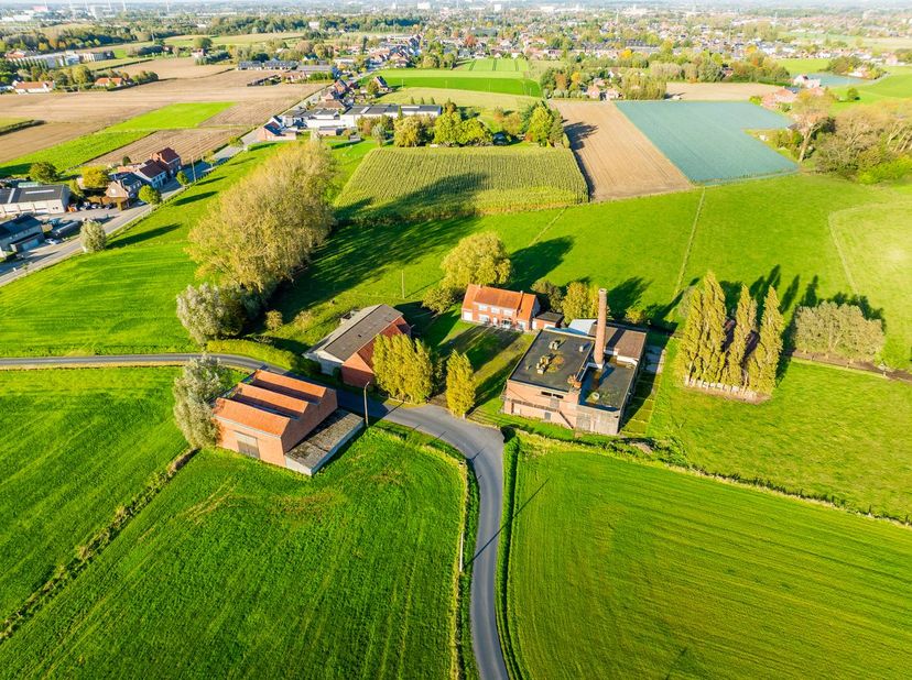 Ferme idéalement située à la frontière entre Izegem et Lendelede. Un projet au potentiel énorme grâce à un terrain d'environ 45 000 m², une surface bâ