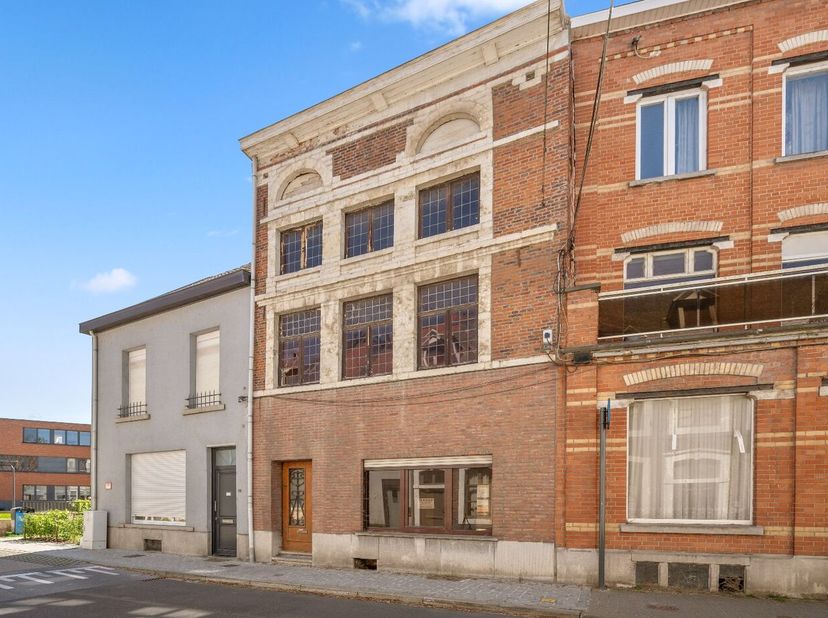 Dit is een vanaf prijs, startend vanaf € 139.000! Ontdek deze unieke opportuniteit in het hart van Tienen!<br />
Deze rijwoning met uitzonderlijk veel