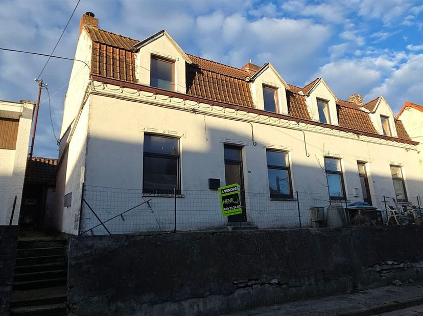 Maison 3 façades située dans le village de Froyennes.<br />
Vous y trouverez un salon et une salle à manger au rez de chaussée, la salle de douche ain