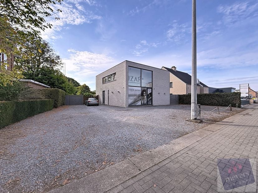 Langs de Diestersteenweg 351 in Spalbeek, een deelgemeente van Hasselt, bevindt zich deze verzorgde en instapklare woning uit 2007. Dankzij de gunstig