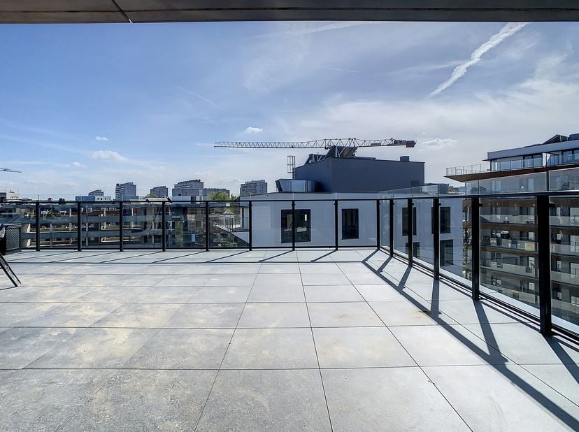 Beau penthouse 3 chambres de 147m² + terrasse de 63m² situé au 5ème et dernier étage d’un immeuble neuf, bâti en 2021, La Résidence The Fairview. Il s