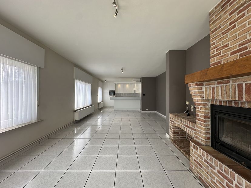 Dit instapklaar appartement is gelegen in het centrum van Staden. <br />
Het appartement heeft volgende indeling:<br />
Inkomhal, ruime leefruimte (+