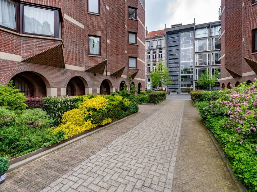 IXELLES - A proximité immédiate de la Place du Chatelain : Lumineux APPARTEMENT DUPLEX (3ch/1sdb/1sdd) de ± 178m² (bruts selon PEB) avec 2 TERRASSES,