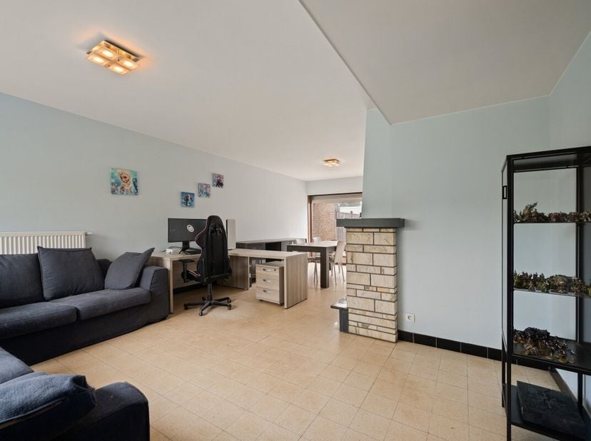 Te koop: gezinswoning in Deerlijk, gelegen in een rustige residentiële wijk omringd door groen. Deze gezinswoning biedt een praktische indeling en een