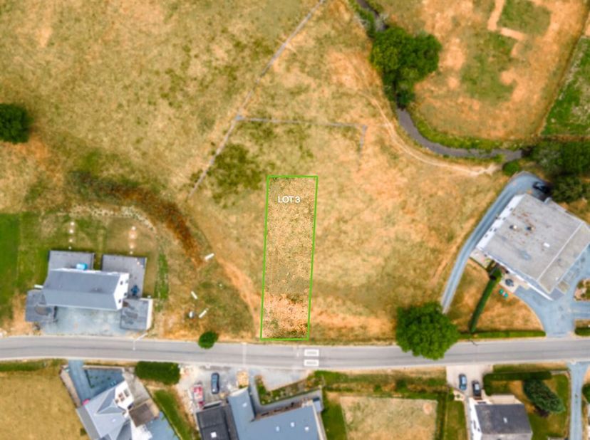 W Immobilière vous propose à EBLY (Léglise), un beau terrain à bâtir de 672 m² idéal pour votre future construction. Ce bien développe une largeur en
