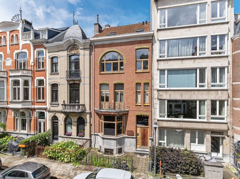 Cette maison de ville à vendre est actuellement divisée en un rez-de-chaussée multifonctionnel et deux appartements. Elle est située dans le charmant