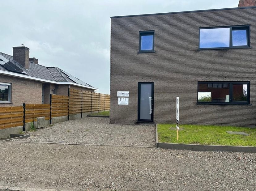 Deze casco woning is gelegen pal in het landelijke Desteldonk en is vlot bereikbaar. De woning wordt casco aangeboden, maar kan ook volledig afgewerkt